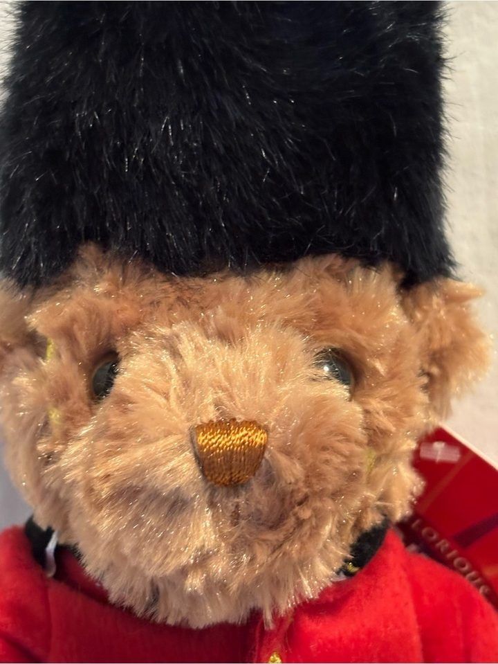 Plush Teddy Bear In British Guard Uniform obraz 2