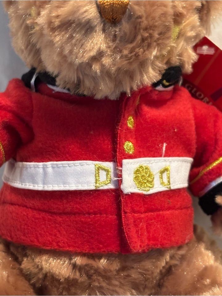Plush Teddy Bear In British Guard Uniform obraz 1
