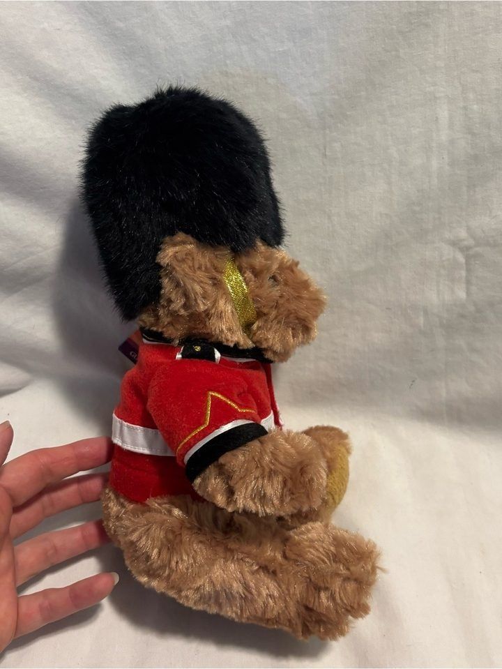 Plush Teddy Bear In British Guard Uniform obraz 3
