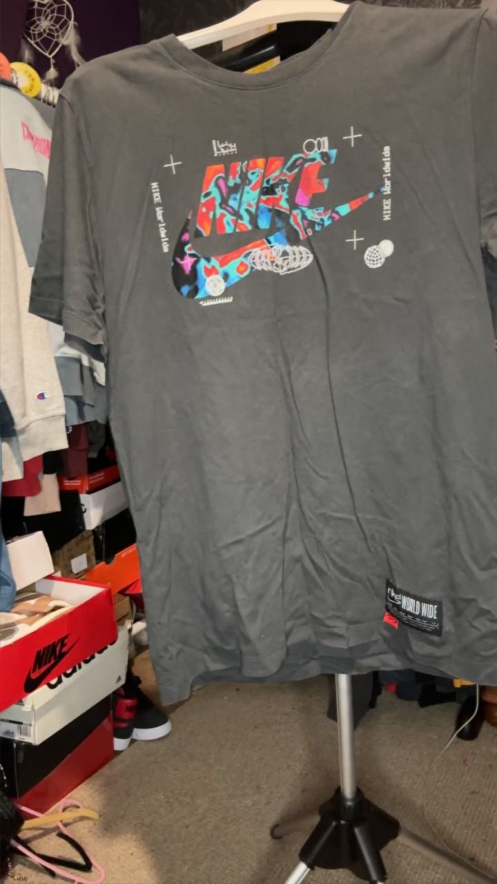 Nike nike tee size large  product image