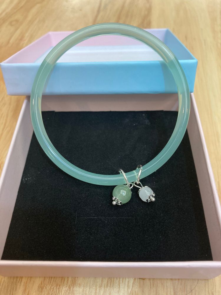 Green Bangle Bracelet With Charms imagen 1