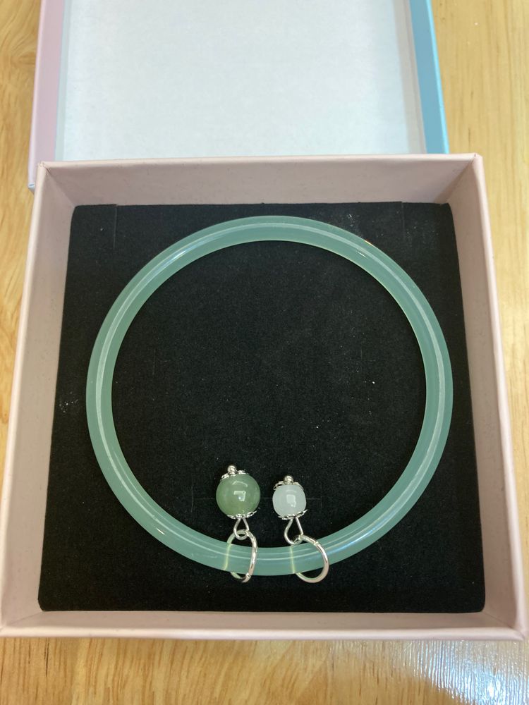 Green Bangle Bracelet With Charms imagen 2