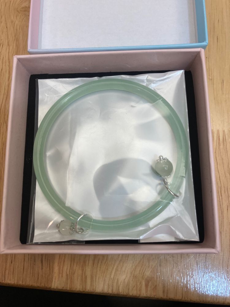 Green Bangle Bracelet With Charms imagen 3