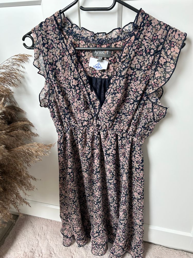 Krótka jesienna sukienka z falbanką i dekoltem | Apricot floral dress 3