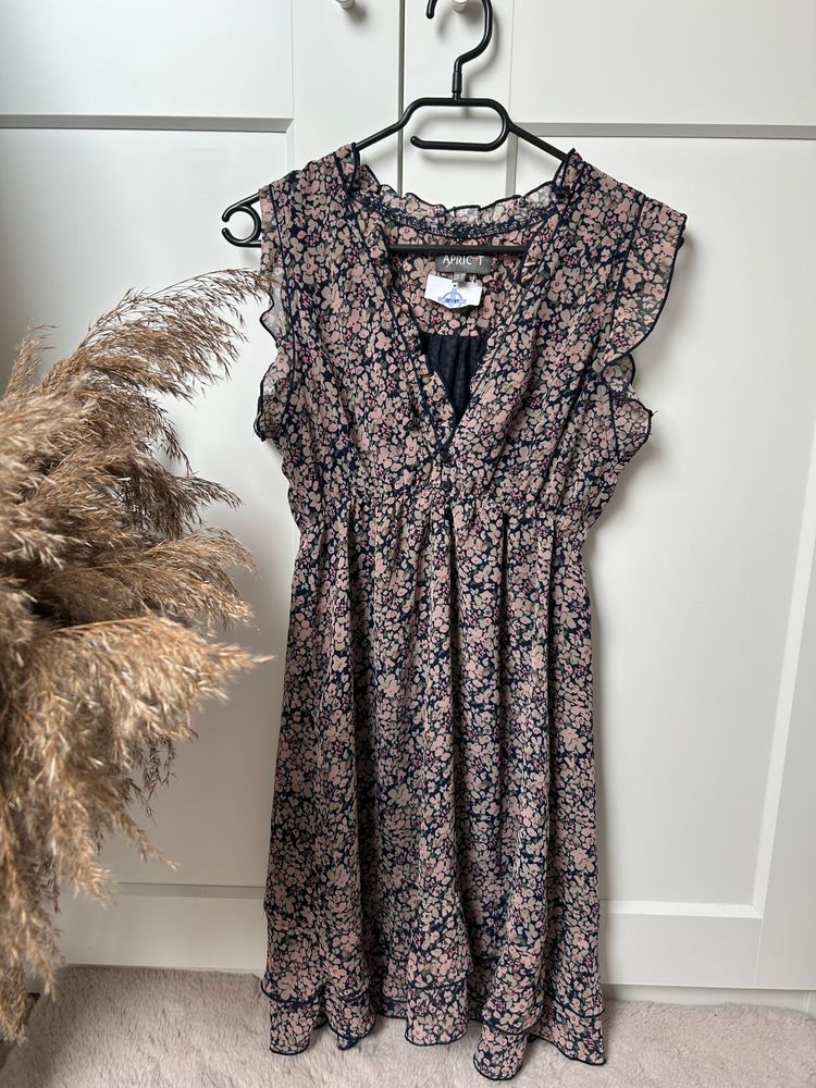 Apricot Krótka jesienna sukienka z falbanką i dekoltem | Apricot floral dress product image