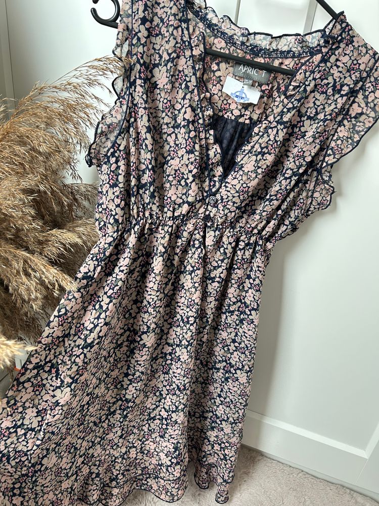 Krótka jesienna sukienka z falbanką i dekoltem | Apricot floral dress 2