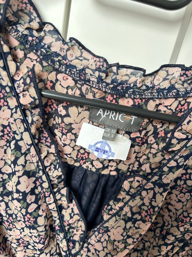 Krótka jesienna sukienka z falbanką i dekoltem | Apricot floral dress 4