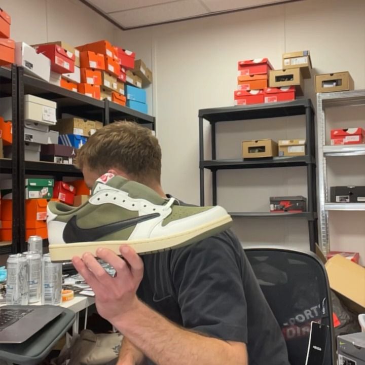 Travis Scott jordan 1 low travis scott uk 8.5 new  product image