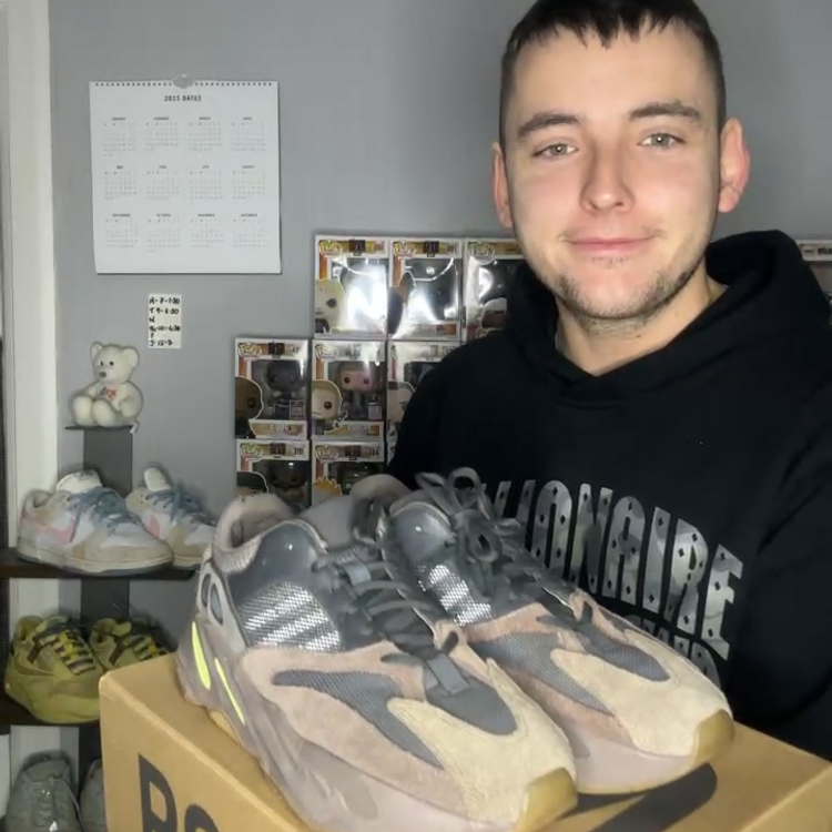 Yeezy yeezy mauve uk 8 lightly used  product image