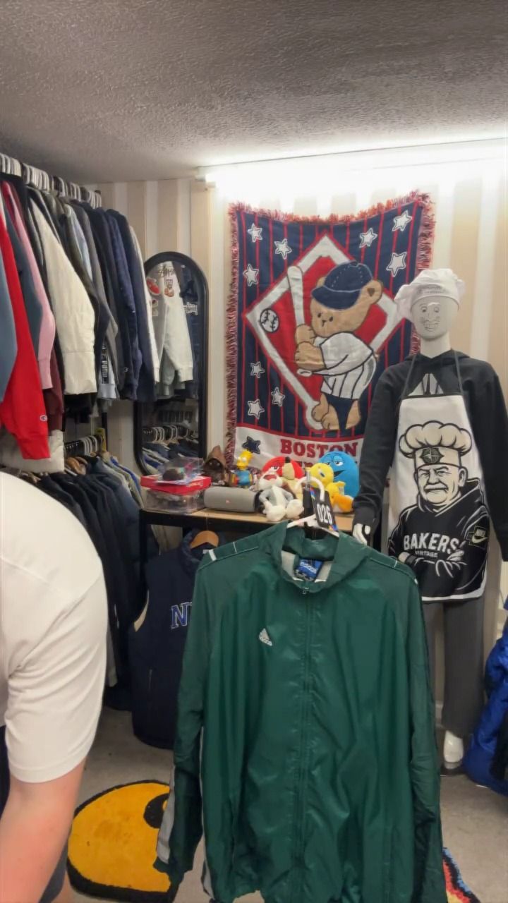 26 ADIDAS XL WINDBREAKER