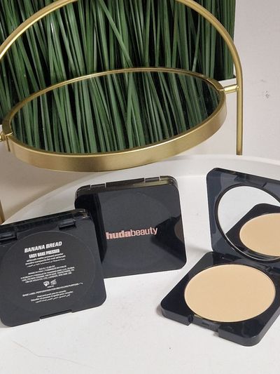 Huda Beauty Banana Bread Easy Bake Pressed Powder