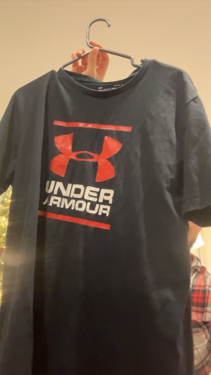 Large Men’s Under armour t shirt