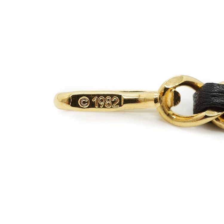Cintura a catena Chanel vintage in metallo dorato con medaglione CC nero 1982 4