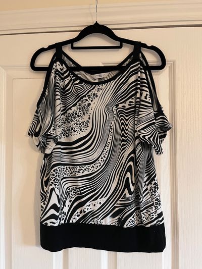 Y2k new look black and white patterned cold shoulder top
