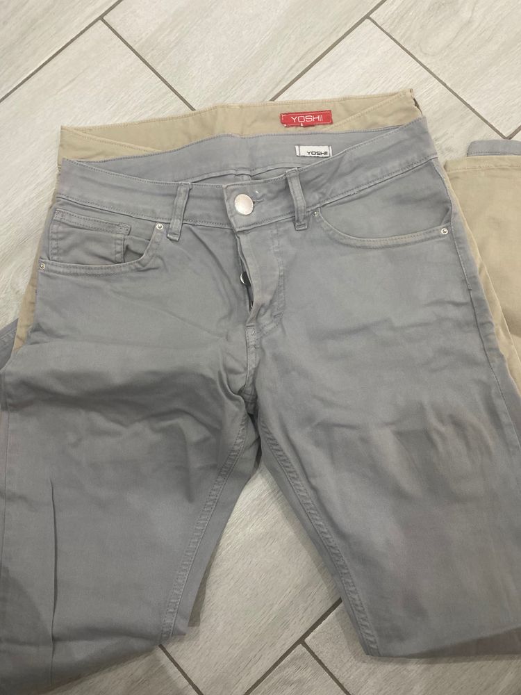 Pantaloni grigi , beice Yoshii
