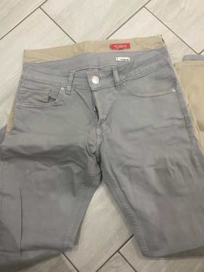 Pantaloni grigi , beice Yoshii