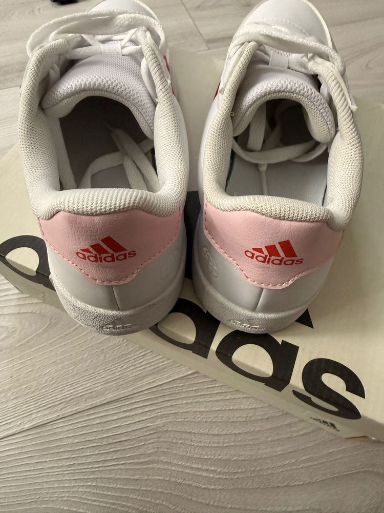 Buty Sneakersy Adidas White Sneakers With Red Stripes imagen 2