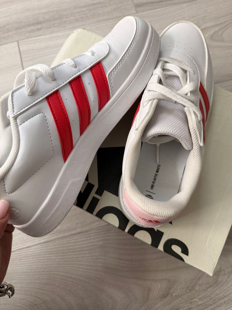 Buty Sneakersy Adidas White Sneakers With Red Stripes imagen 4