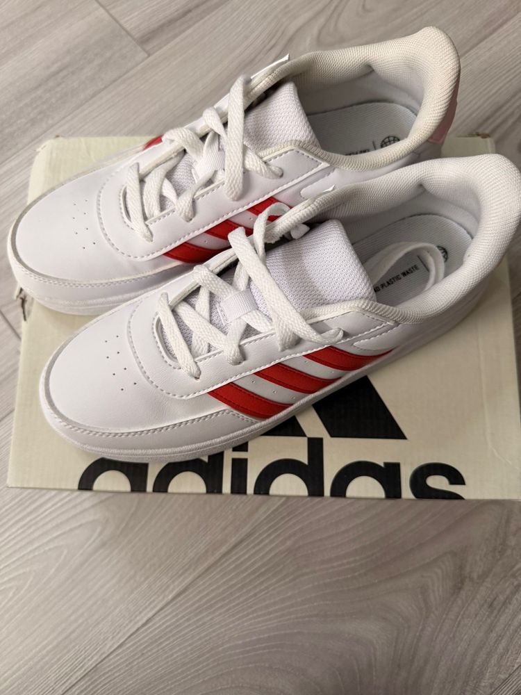 Buty Sneakersy Adidas White Sneakers With Red Stripes imagen 3