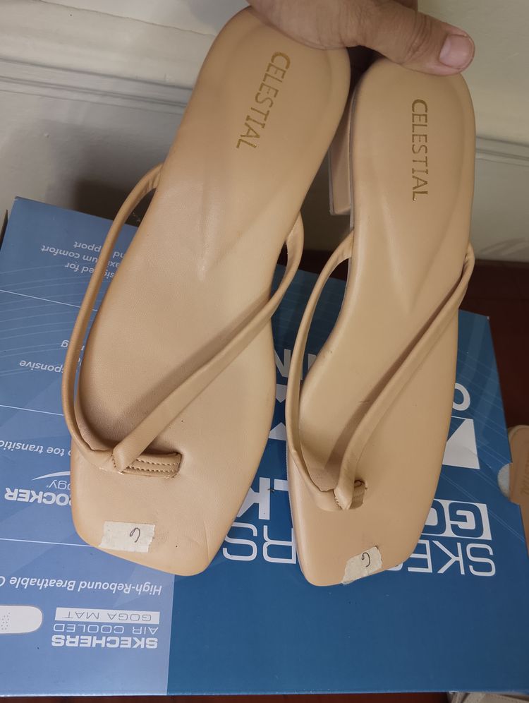 Celestial Beige Thong Sandals imagen 3