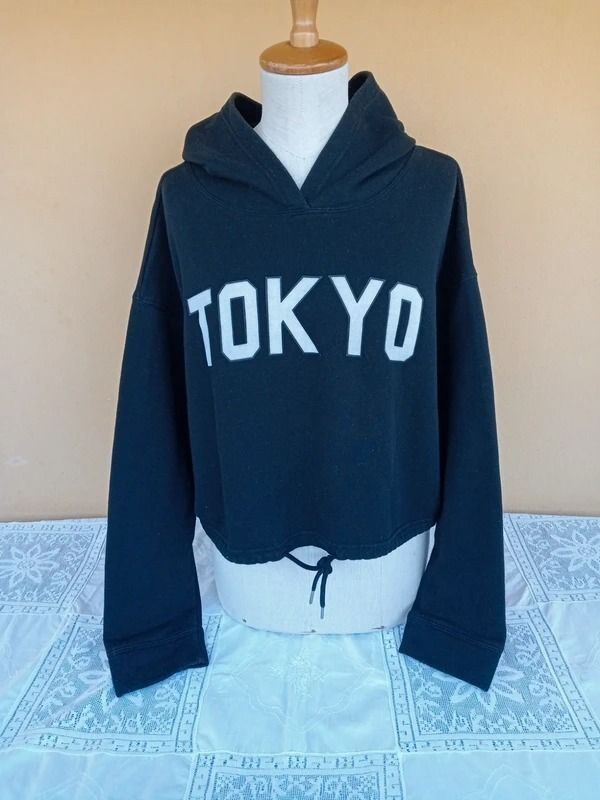 Black Hoodie With Tokyo Print Alcott obraz 1