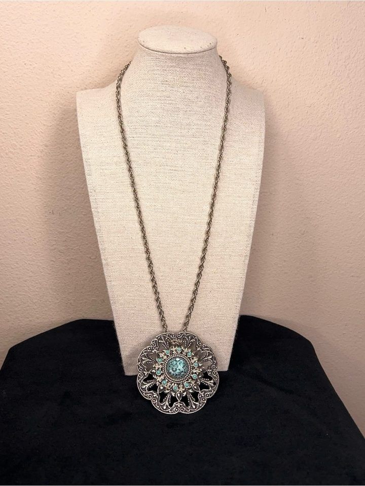 Silver-Tone Pendant Necklace With Turquoise Floral Centerpiece image 3
