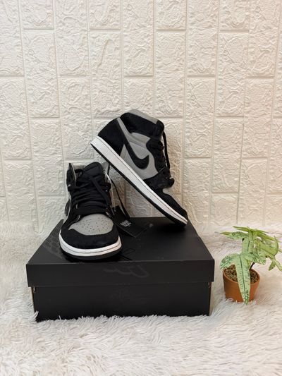 Nike Air Jordan 1 Mid Sneakers