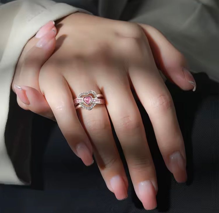 Immagine di Silver Ring With Pink Heart-Shaped Gemstone And Clear Stones 4