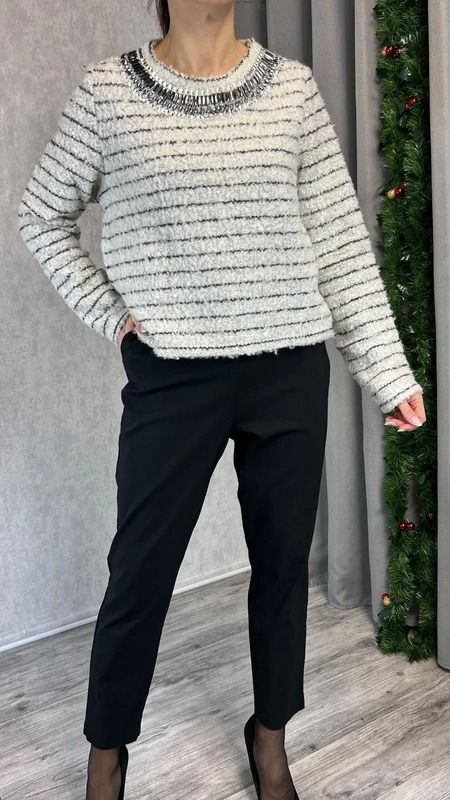 Sweter z wełną barankowy z ozdobnym dekoltem rozmiar 46 plus size