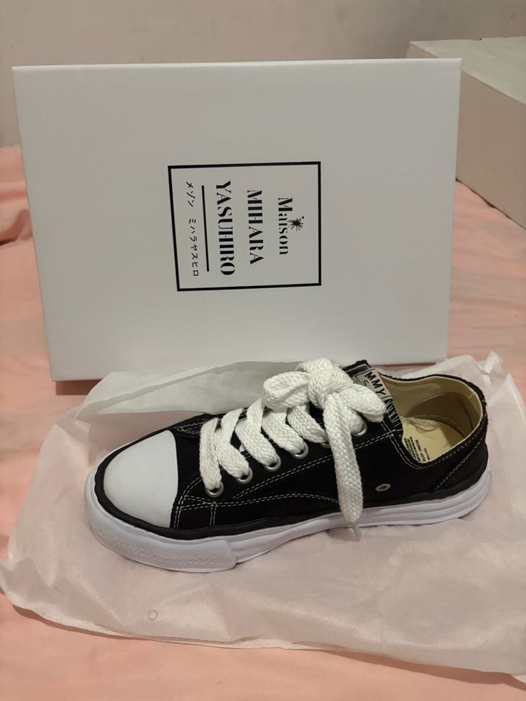 Maison Mihara Yasuhiro Black Low-Top Sneakers obraz 1