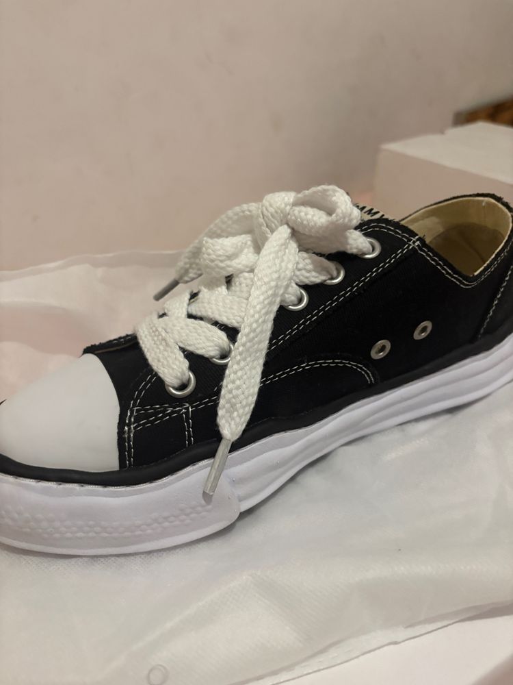 Maison Mihara Yasuhiro Black Low-Top Sneakers obraz 2