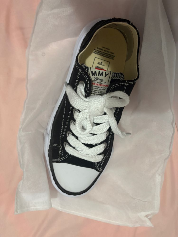 Maison Mihara Yasuhiro Black Low-Top Sneakers obraz 4