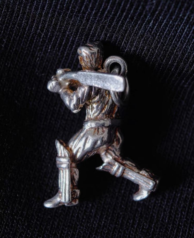 Cricket Player Charm Pendant imagen 3