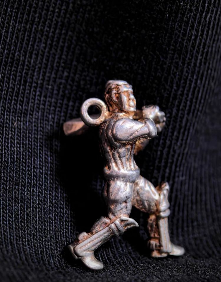 Cricket Player Charm Pendant imagen 2