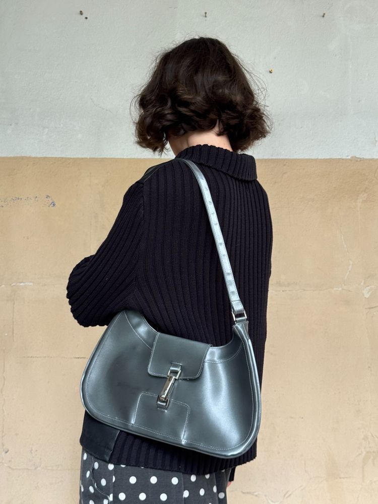 silver shoulder bag obraz 3