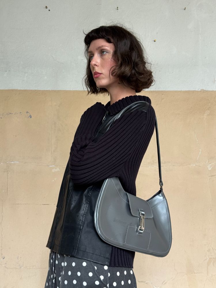 silver shoulder bag obraz 2