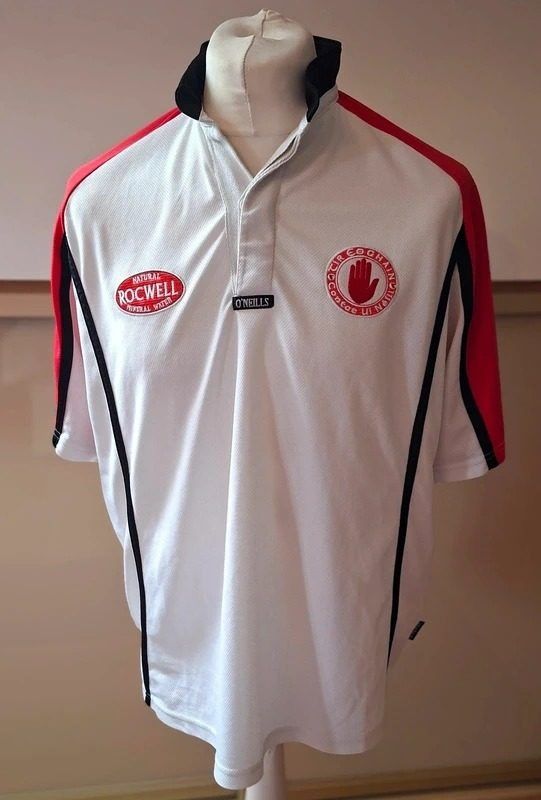 O'Neills White Rugby Shirt With Red And Black Accents imagen 1