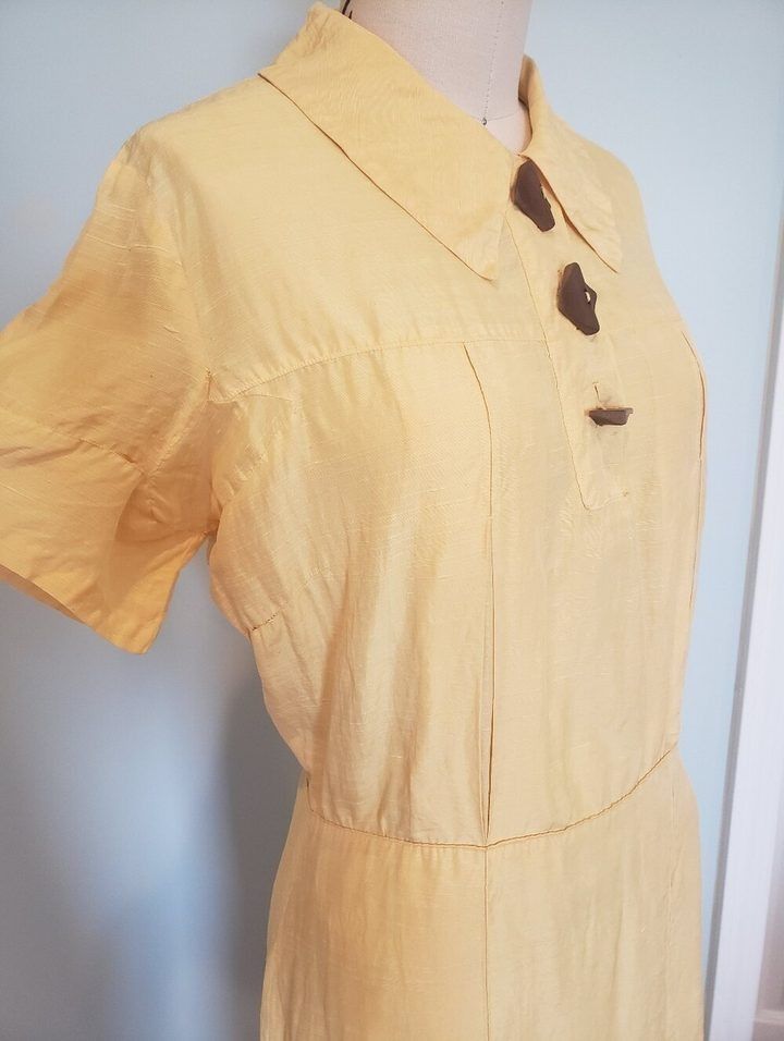Immagine di Yellow Short Sleeve Dress With Unique Buttons 2