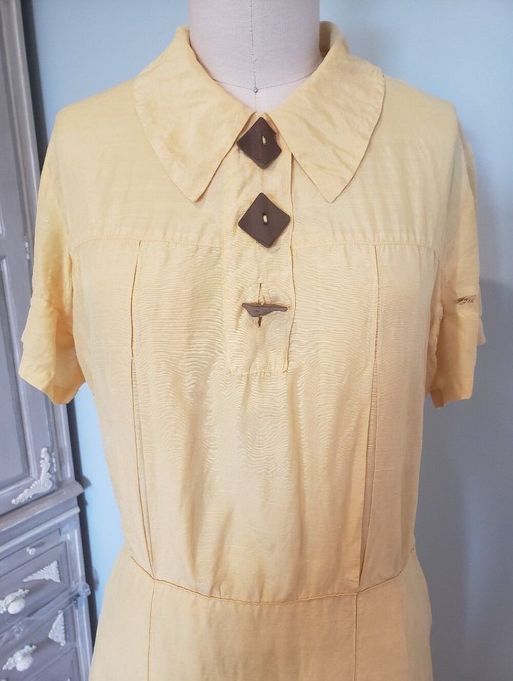 Yellow Short Sleeve Dress With Unique Buttons imagen 1