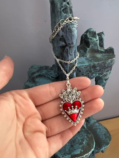 BRAND NEW CROWN HEART NECKLACE