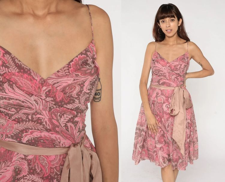 Pink Paisley Wrap Dress With Sash Belt imagen 3