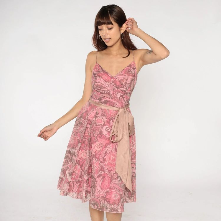 Pink Paisley Wrap Dress With Sash Belt imagen 2