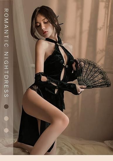 Immagine di Black Velvet Nightdress With Gloves 2
