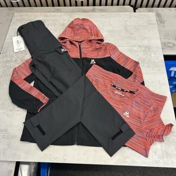 41. Age 10-11 Medium Red Black Boys Trail set Montirex 