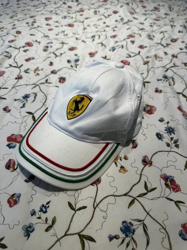 White Baseball Cap With Ferrari Logo obraz 2