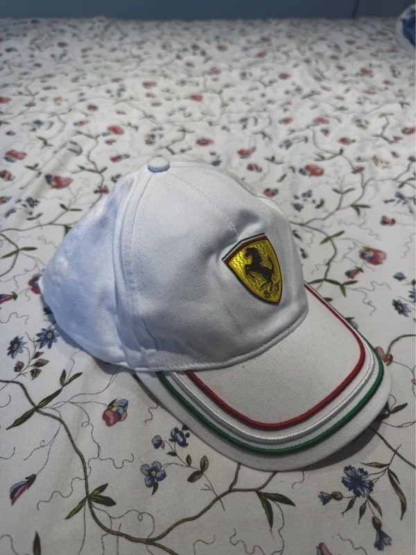 Immagine di White Baseball Cap With Ferrari Logo 1