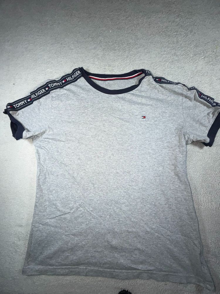92 - Tommy Hilfiger Grey T-Shirt