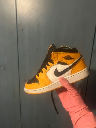 Nike Air Jordan 1 Mid Sneakers