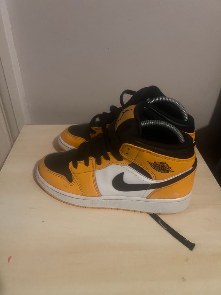 Nike Air Jordan 1 Mid Sneakers image 2