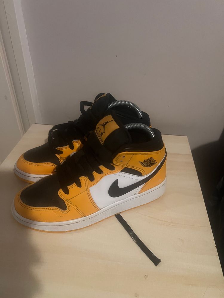Nike Air Jordan 1 Mid Sneakers image 3